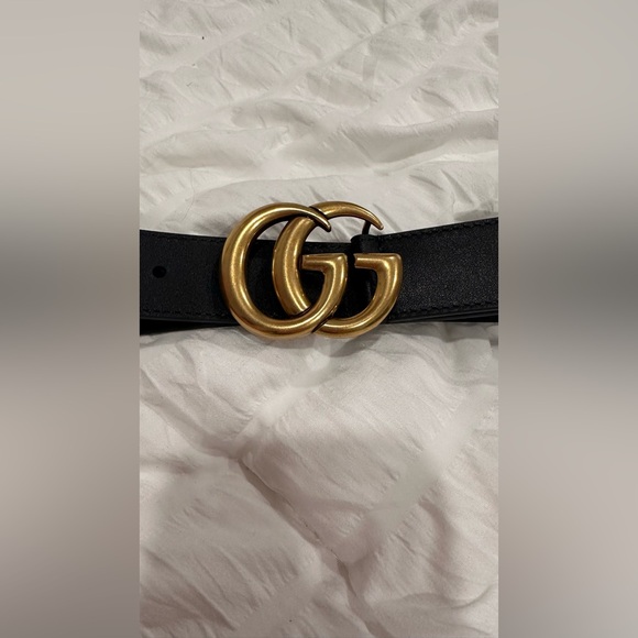 Gucci — Thin Black Leather Belt with Gold GG Buckle - Picture 3 of 5